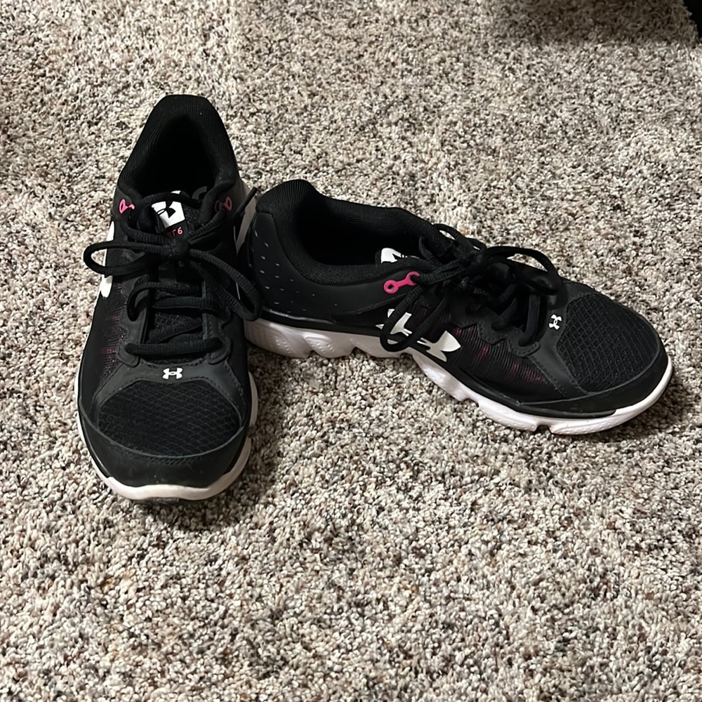 Under Armour tennis shoes. Size 8
